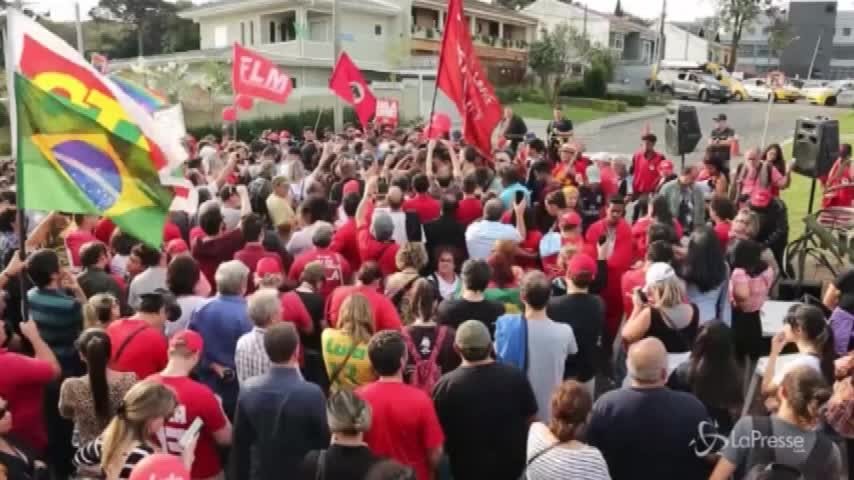 Brasile: Lula resta in carcere, protestano i suoi sostenitori
