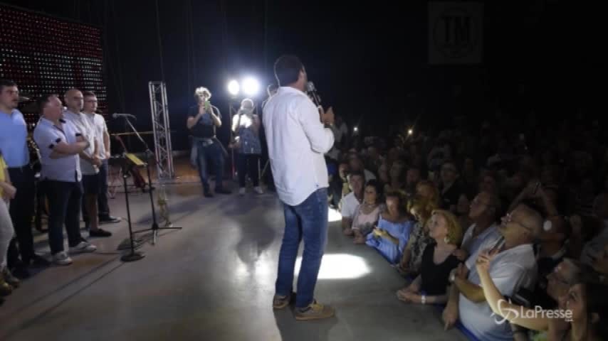 Migranti, Salvini: “L’unico rosso che mi piace è quello della Ferrari e del vino”