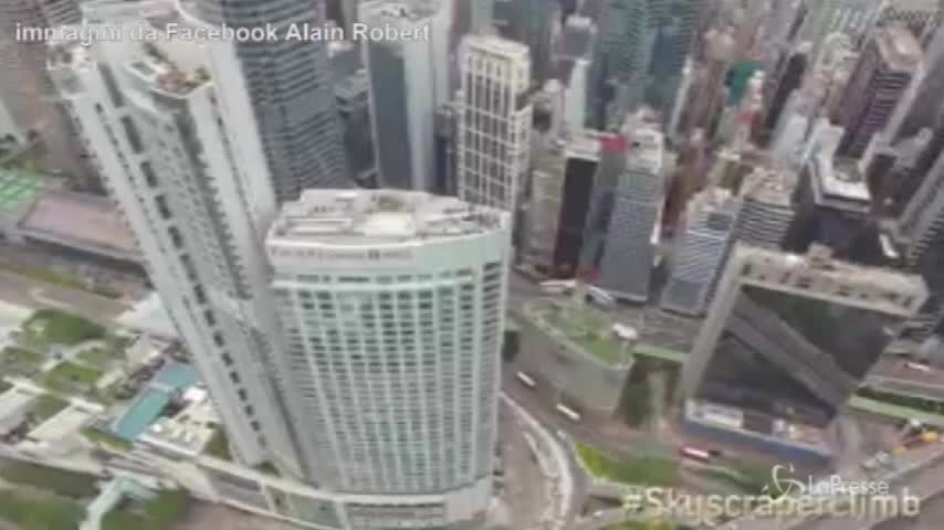 Hong Kong: scala a mani nude grattacielo, impresa dello spiderman francese
