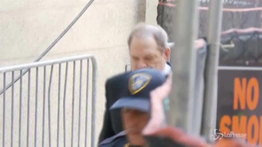Tre nuovi capi d’accusa: Weinstein arriva in tribunale