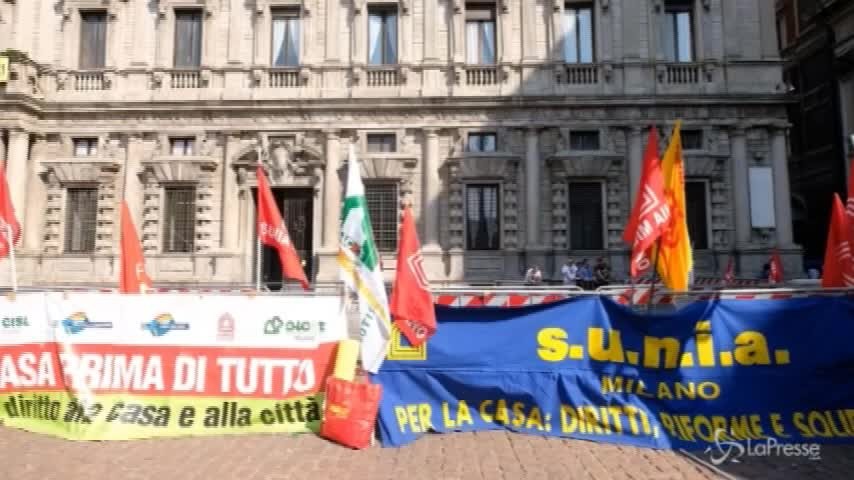 Milano, presidio contro gli sfratti davanti a Palazzo Marino