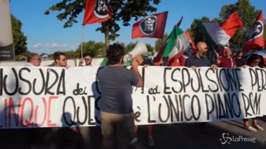Roma, manifestazione CasaPound contro campo nomadi: “Espulsione per chi delinque”