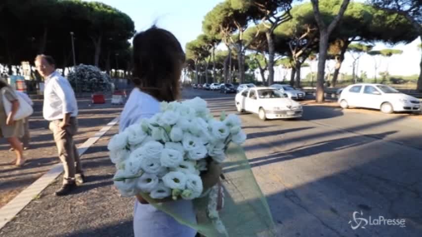 Buche cerchiate di giallo a Roma per ricordare Elena, la mamma: “Vorrei che l’amministrazione si muovesse”