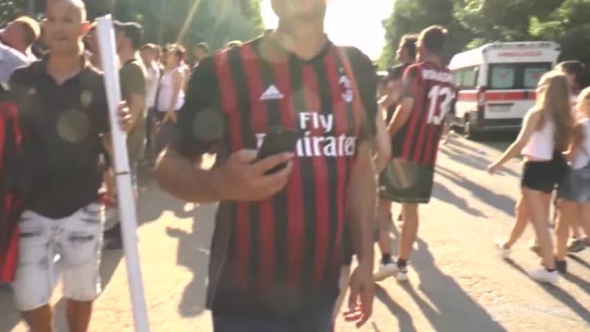 Milan, i tifosi a Milanello: “Fiduciosi ma attendiamo la nuova presidenza”