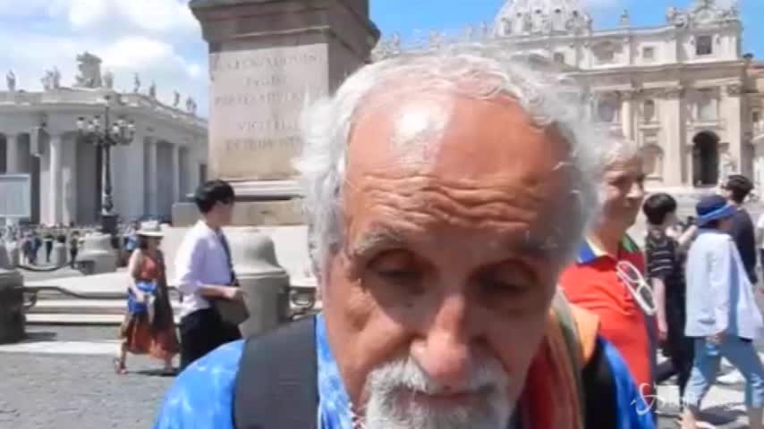 Migranti, digiuno in Piazza San Pietro: la voce dei preti contro la politica