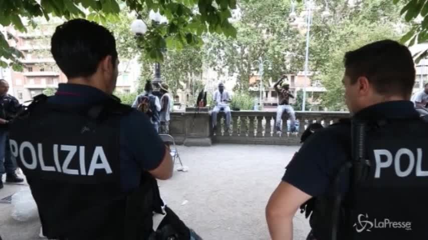 Milano, blitz della polizia tra i migranti a Porta Venezia