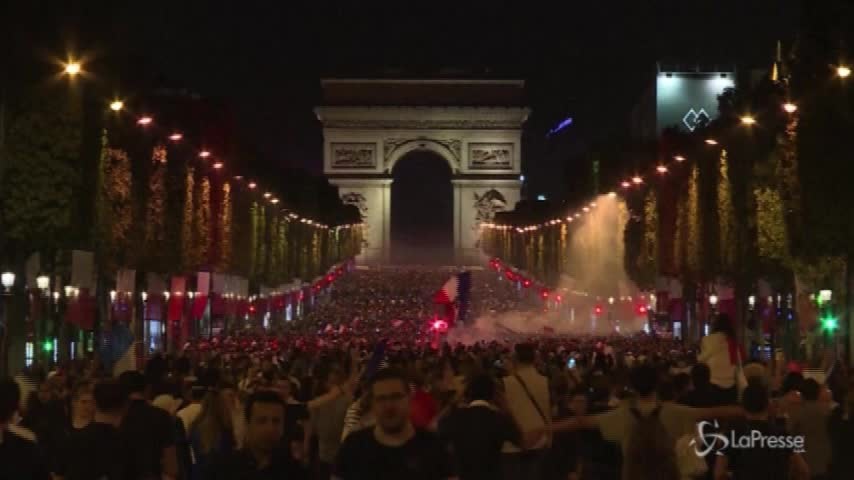 Russia 2018, Francia in finale, una marea umana invade gli Champs Elysees