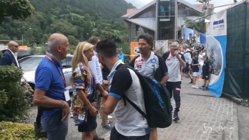 Napoli, l’arrivo della squadra e di Ancelotti all’hotel di Dimaro