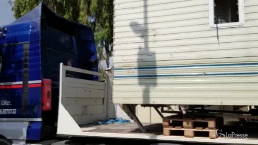 Roma, nomadi al Camping River, rimossi i container