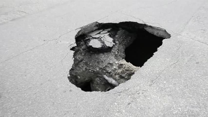 Torino, si apre una voragine in corso Lecce