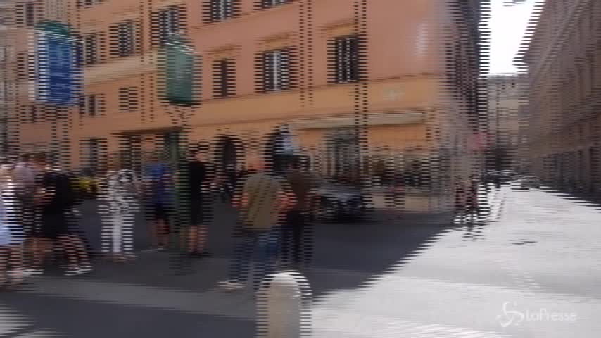 Roma, spunta la panchina fai da te alla fermata del bus