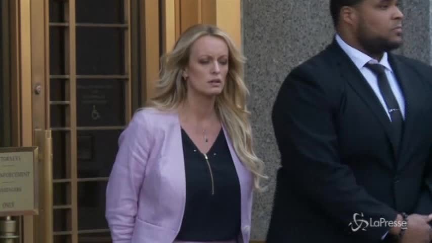 Usa, arrestata la pornostar Stormy Daniels che scatenò bufera su Trump