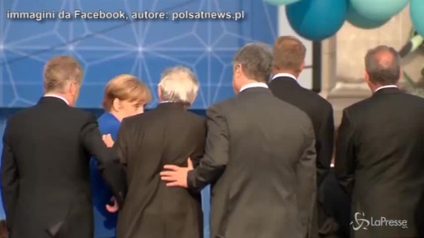 Vertice Nato: Juncker barcolla e perde l’equilibrio, i colleghi lo sostengono