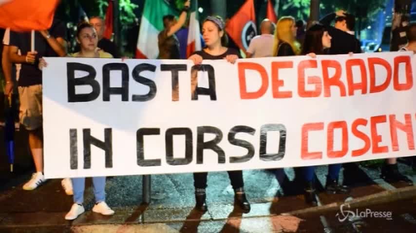 Torino, presidio di Casa Pound in corso Cosenza contro i nomadi