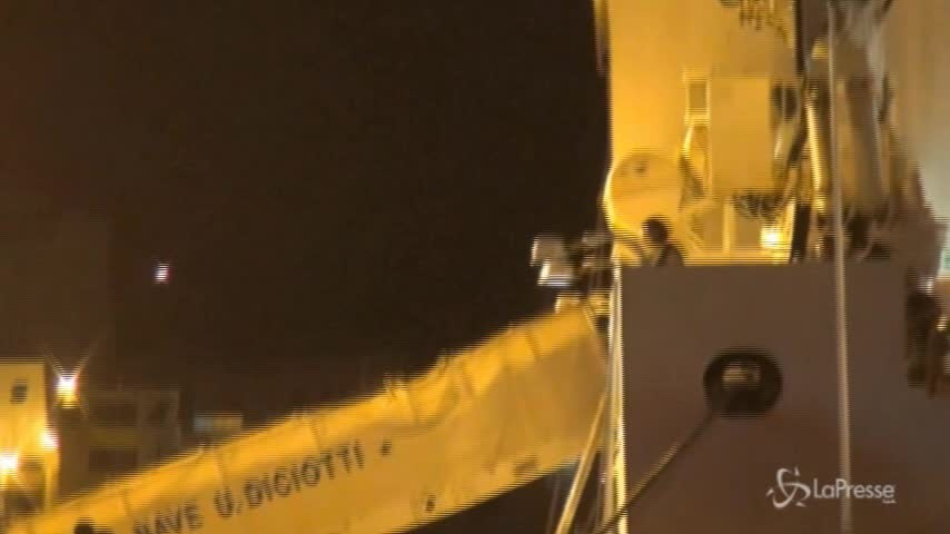 Trapani, le operazioni di sbarco della Diciotti