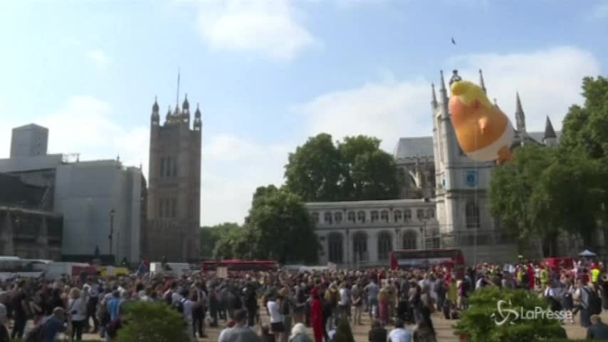 Londra, il “Baby Trump” dà il benvenuto al presidente americano