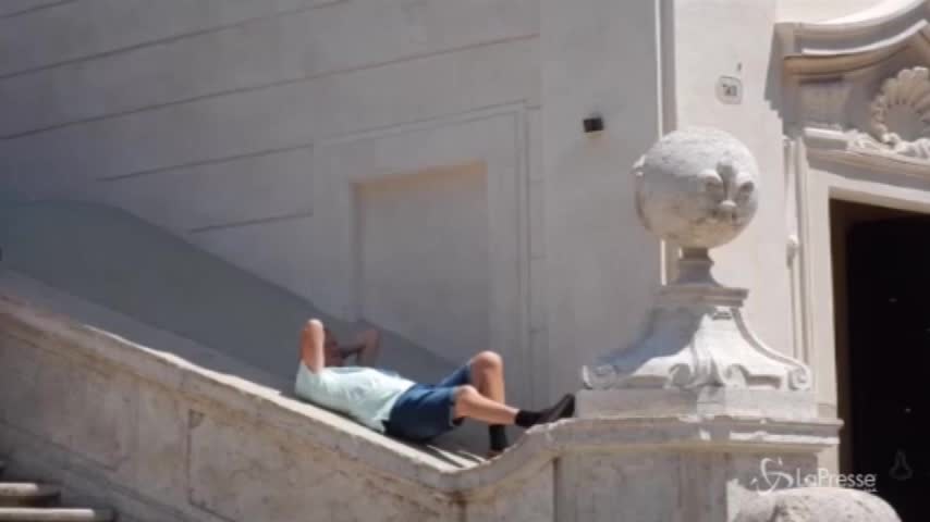 Roma, bagni nelle fontane e scarpe sui monumenti: turisti combattono il caldo infrangendo le regole