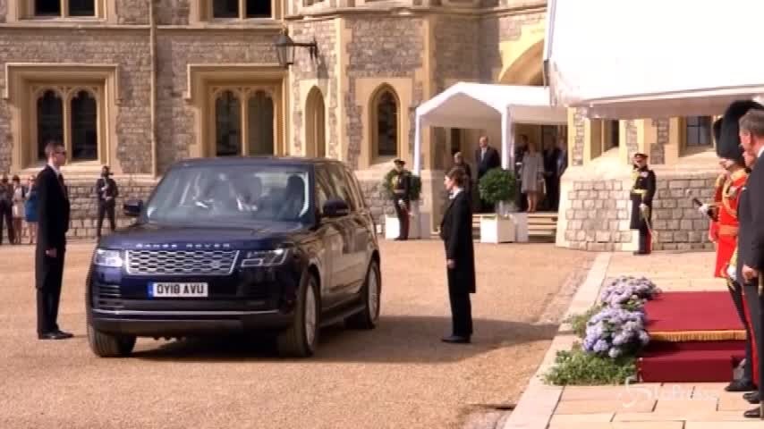Donald Trump incontra la regina Elisabetta per il tè