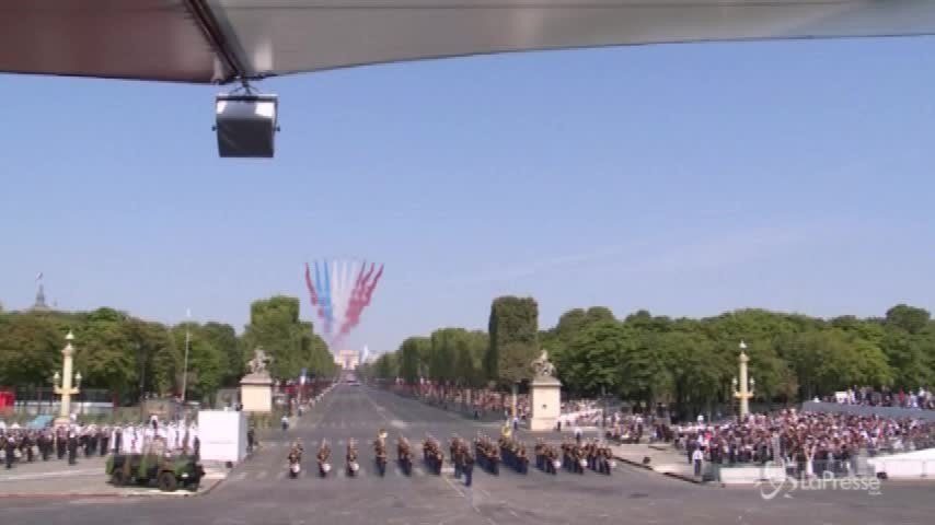 14 luglio a Parigi, la pattuglia aerea sbaglia i colori della bandiera