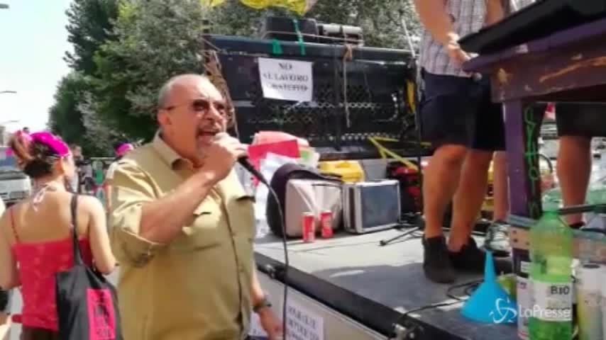 Vauro alla manifestazione pro migranti di Ventimiglia: “Prima l’Italia che accoglie”