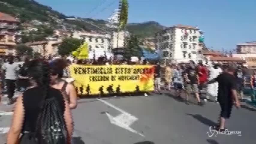 Ventimiglia città aperta: il corteo pacifico pro migranti