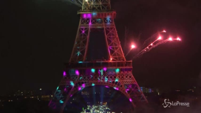 14 luglio, i fuochi d’artificio illuminano la Tour Eiffel