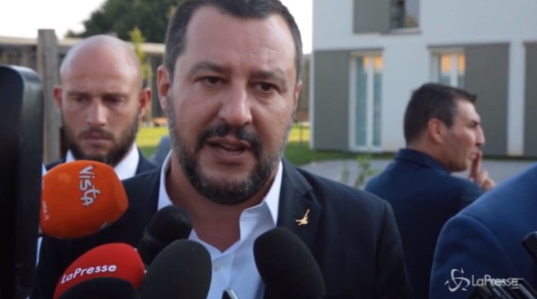 Chiusure domenicali negozi, Salvini: “Non si può morire di lavoro sacrificando tutto”
