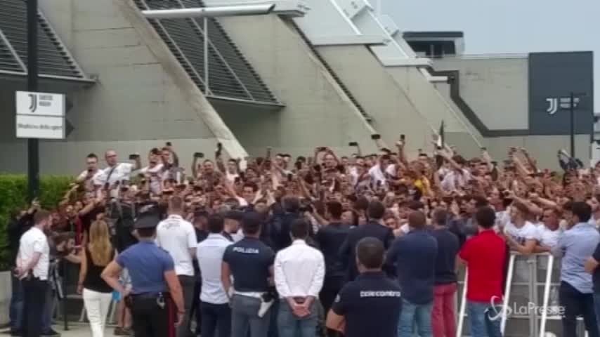 Ronaldo, ressa dei tifosi a caccia di un autografo o un selfie