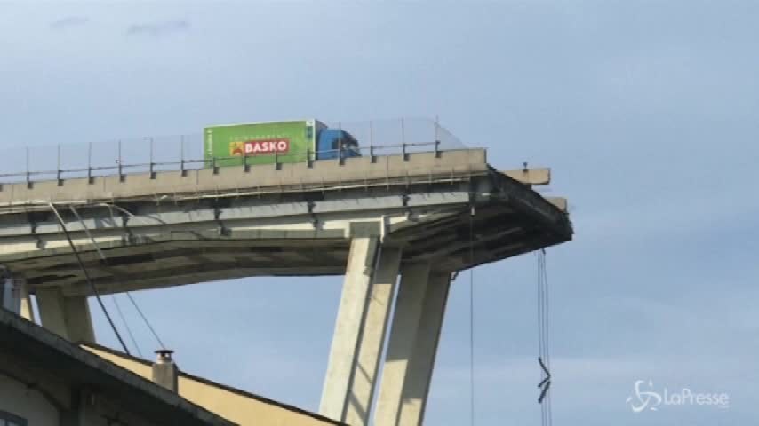 Crollo ponte Genova, bufera nella commissione