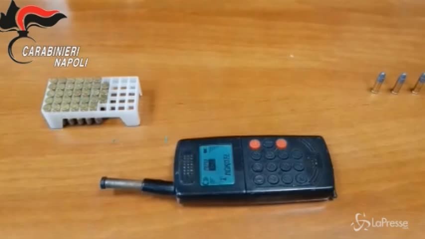 Napoli, sequestrata pistola a forma di telefonino