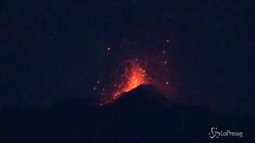 Etna, nuova eruzione: le immagini mozzafiato