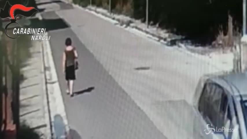 Napoli, scippa donna dall’auto e la fa cadere. Il video
