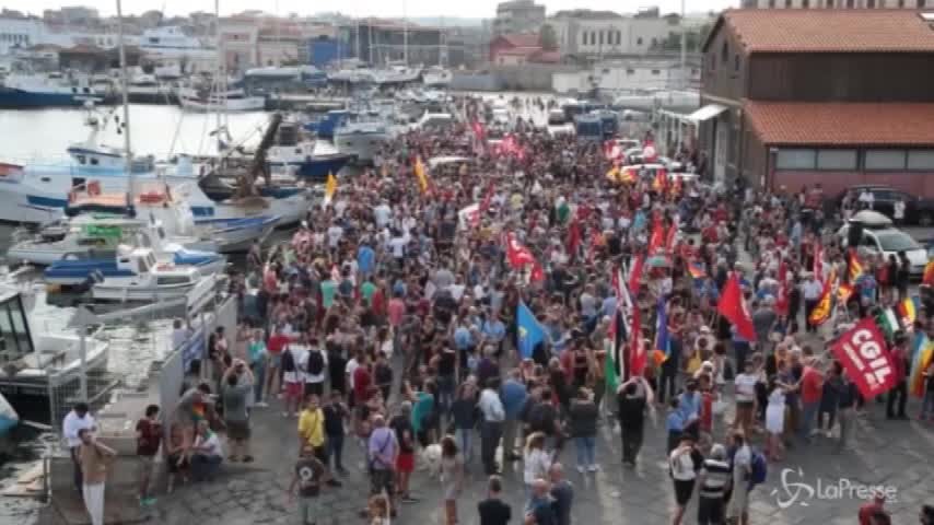 Diciotti, sit-in antirazzista al porto: centri sociali cacciano i militanti Pd