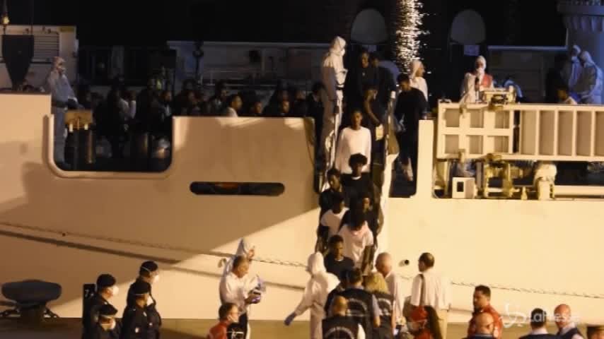 Diciotti, tutti scesi dalla nave i 137 migranti