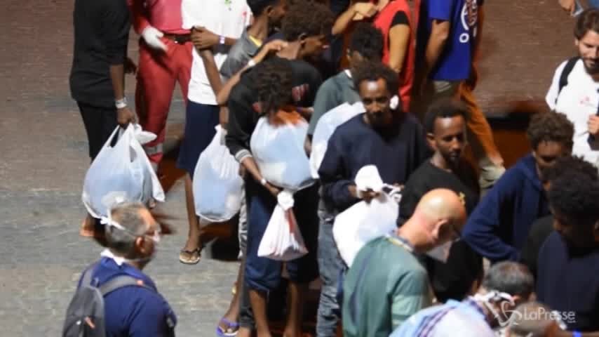 Diciotti, dopo l’accordo lo sbarco dei migranti al porto di Catania
