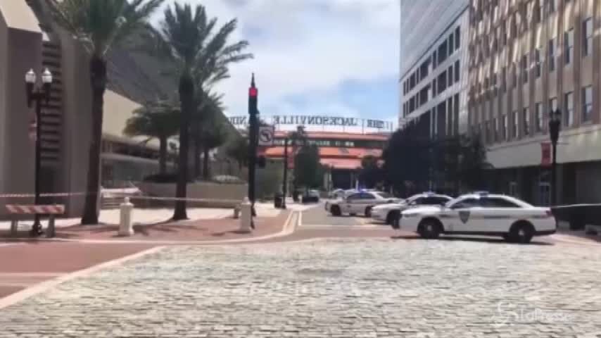 Spari in un centro commerciale a Jacksonville: gli agenti sul posto