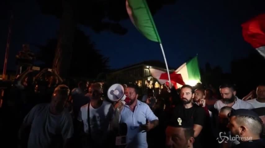 Migranti a Rocca di Papa tra saluti fascisti e magliette rosse