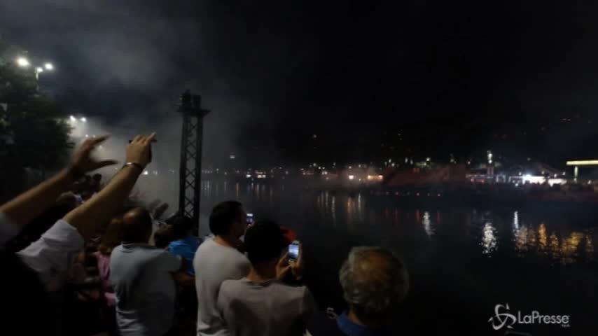Milano, dopo la Ferrari il laser show in Darsena