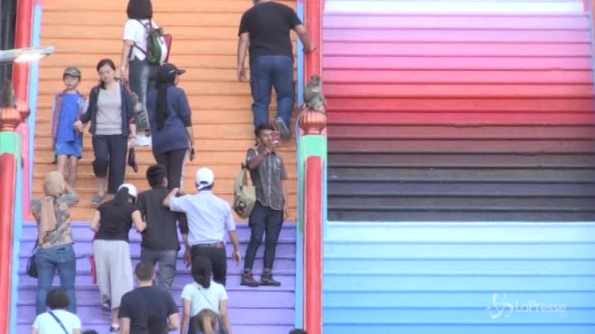 Malesia, il tempio indù si tinge di arcobaleno