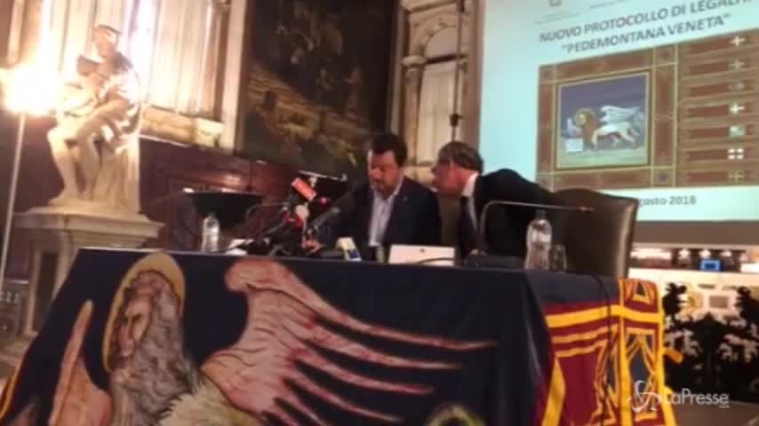 Migranti, Salvini: “Valuteremo se continuare missione Sophia”