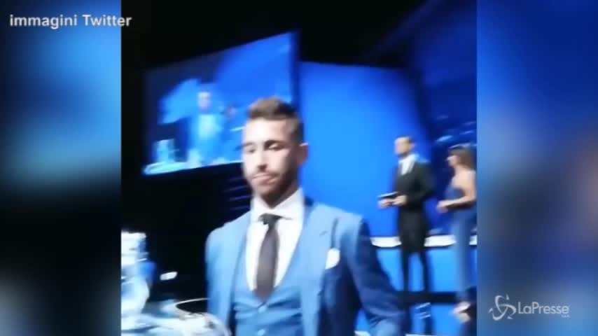 Ramos provoca Salah durante i sorteggi di Champions: la scena è virale