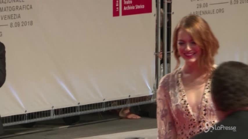 Festival del Cinema di Venezia, Emma Stone infiamma il red carpet