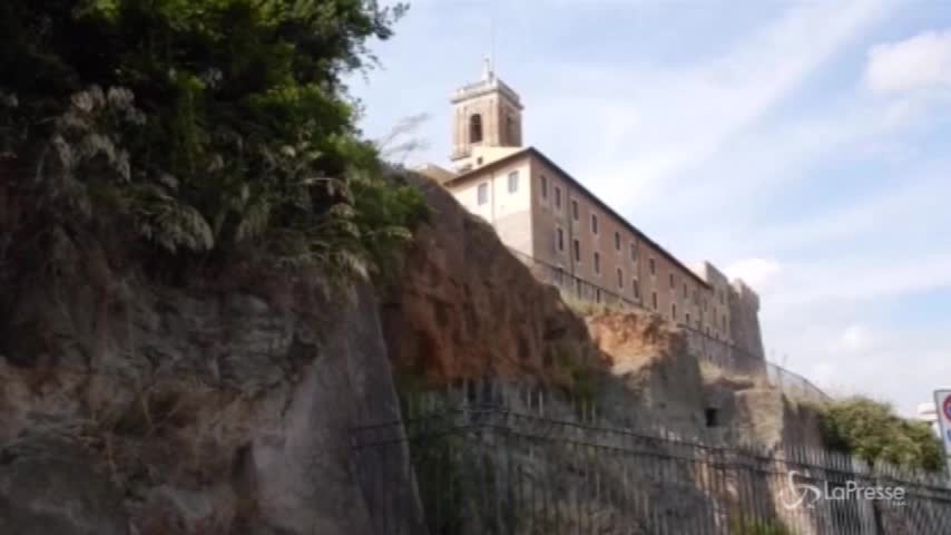 Piccola frana al Campidoglio: pietre si staccano dal muro in via Monte Tarpeo