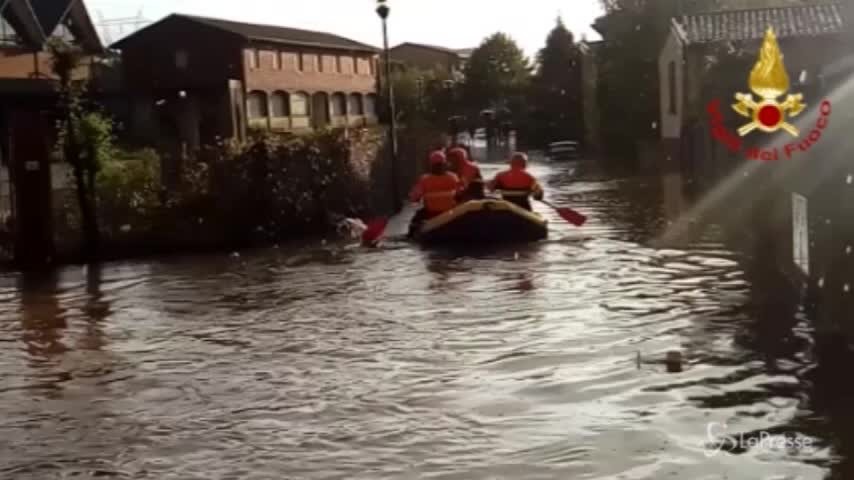 Verona inondata: vigili del fuoco al lavoro