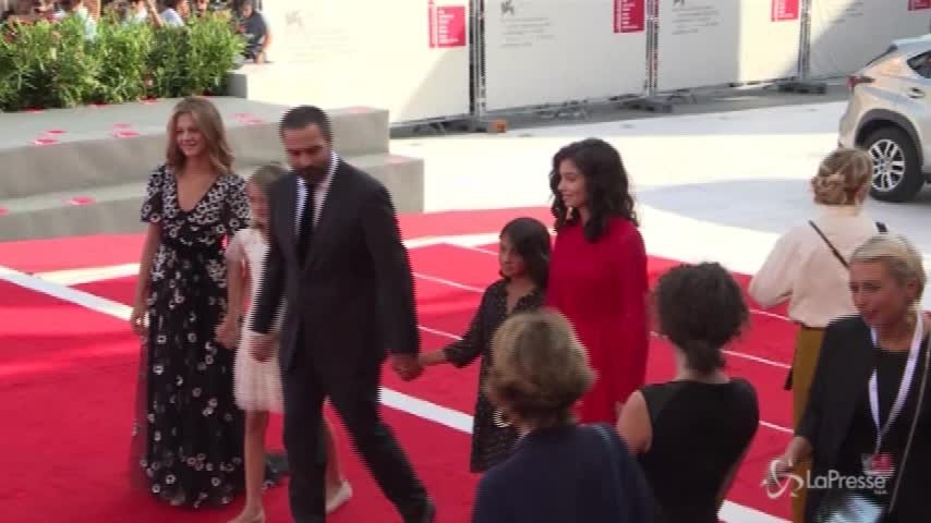 Venezia 75, è il giorno de “L’amica geniale”: sul red carpet il cast della serie di Saverio Costanzo