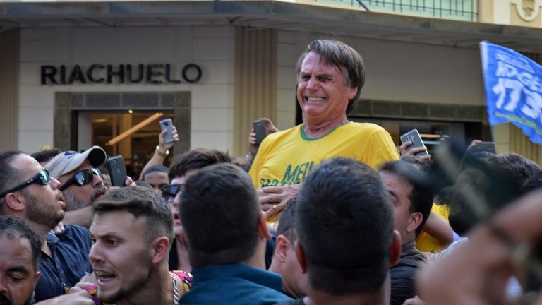 Brasile, accoltellato Bolsonaro, il candidato di estrema destra alle presidenziali