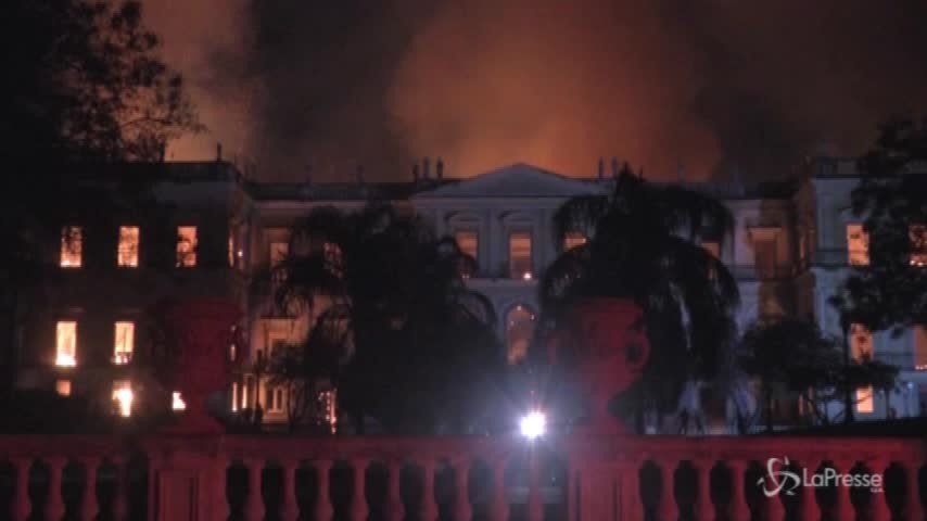 Brasile, in fiamme il Museo Nazionale di Rio de Janeiro