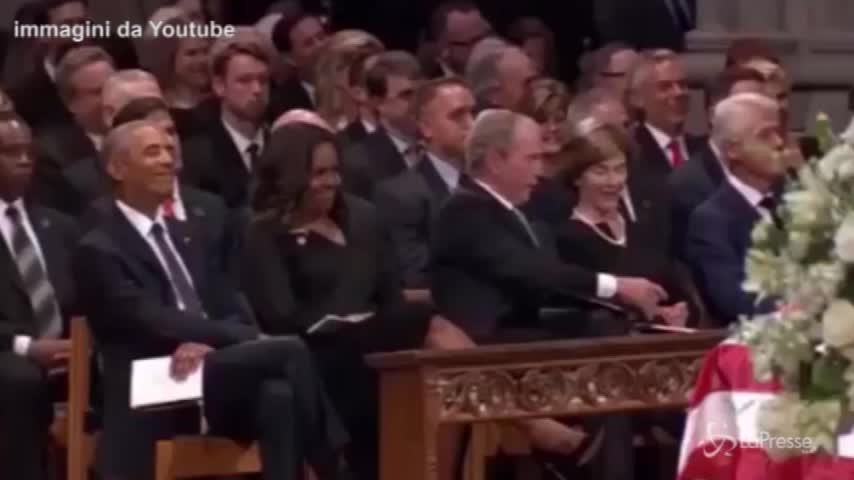 Funerali McCain, Bush passa una caramella a Michelle Obama: il video è virale
