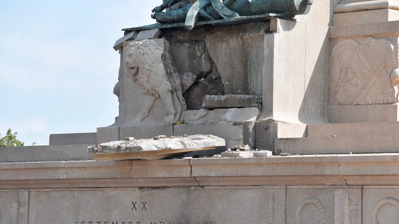 Roma, crolla anche base statua Garibaldi al Gianicolo: l’emergenza continua