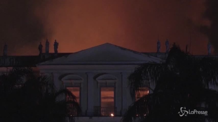 Incendio devasta il Museo Nazionale di Rio de Janeiro
